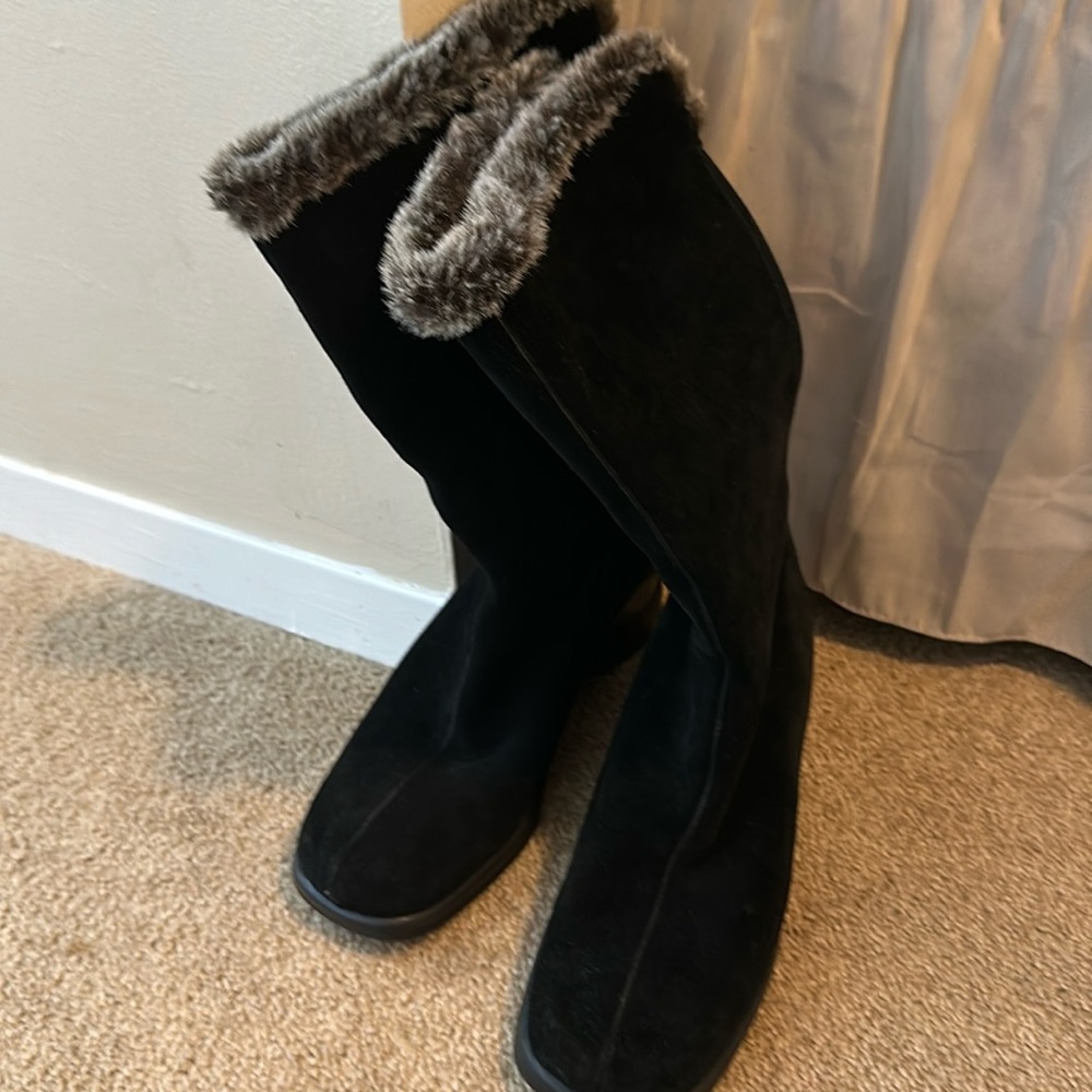 Zipper back faux fur lined black suede wedge boot size 8